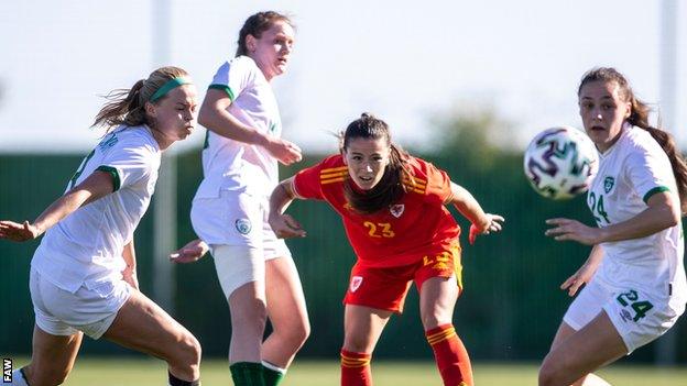 Ffion Morgan and Republic of Ireland defenders watching ball
