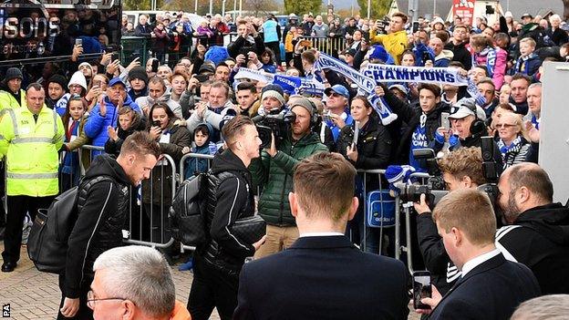 Fans applaud as Jamie Vardy arrives