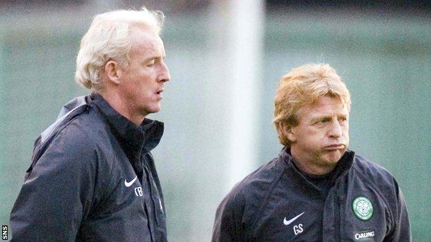 Tommy Burns and Gordon Strachan oversee a Celtic training session in 2005