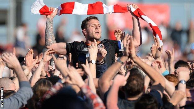 Billy Sharp celebrates Sheffield United's promotion