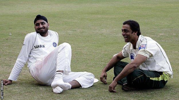 Pakistan's Shoaib Akhtar and Indian cricketer Harbhajan Singh