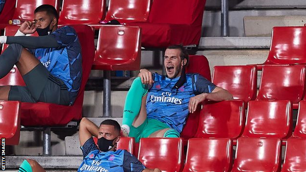 Zinedine Zidane yawns while on the bench