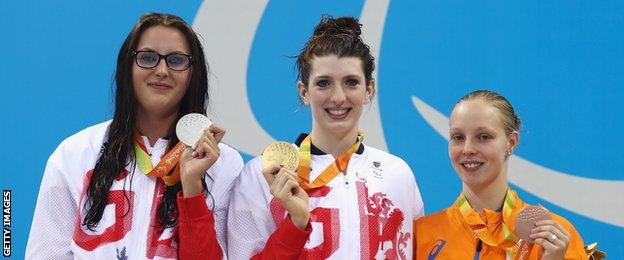 Bethany Firth with other 200m IM medallists Jessica-Jane Applegate (left) and Marlou van der Kulk