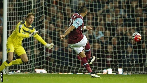 Dimitri Payet scores