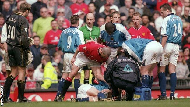 Roy Keane of Manchester United shouts at Alf Inge Haaland of Manchester City following his red card during the Manchester derby, 2001