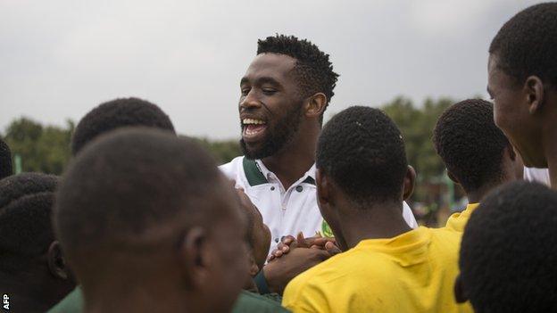 Siya Kolisi chats to youngsters at a coaching clinic in Soweto