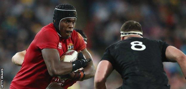 Maro Itoje on the charge towards Kieren Read