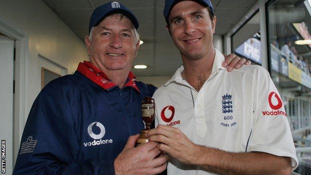 Duncan Fletcher and Michael Vaughan with the Ashes