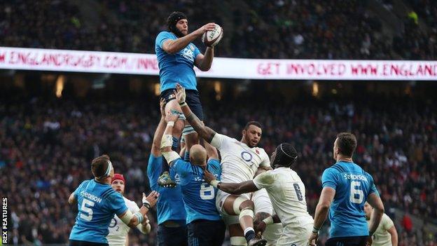 Marco Fuser of Italy wins lineout against England