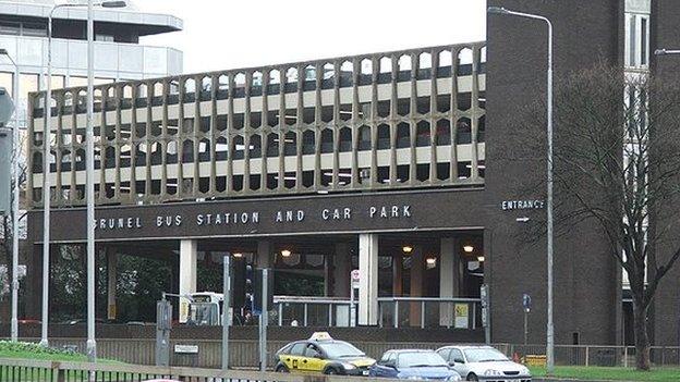 Slough, ger Llundain: Bron yn gymaint o dwll ag Ogof Krubera