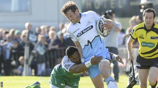 Glasgow Warriors centre Peter Horne playing against Connacht