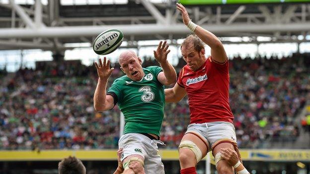 Alun Wyn Jones (r) and Paul O'Connell jump for the ball in the line-out