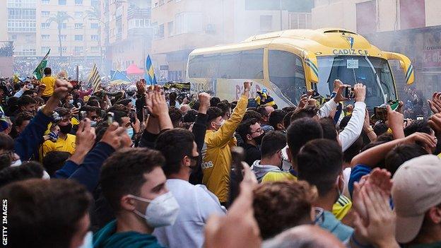 Fans protest outside the Ramón de Carranza stadium