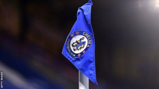 Chelsea log on a corner flag