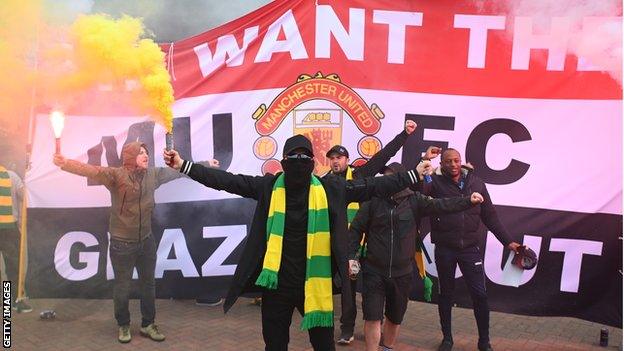 Fans opposing the Glazers