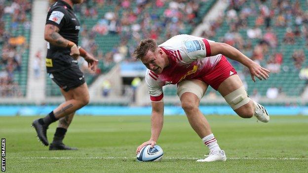 Alex Dombrandt scores a try