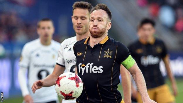 Matthias Vilhjalmsson (left) battles with Dundalk's Stephen O'Donnell