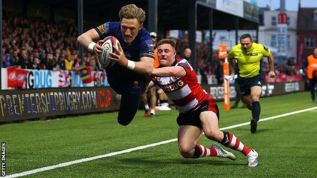 Tom Howe scores a try for Worcester Warriors against Gloucester