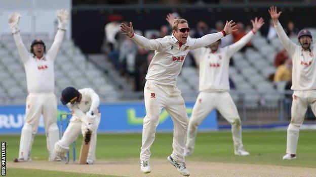 Simon Harmer appeals for a wicket