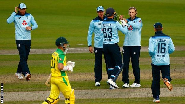 England celebrate wicket against Australia