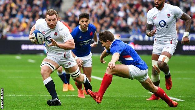 Sam Underhill runs with the ball against France