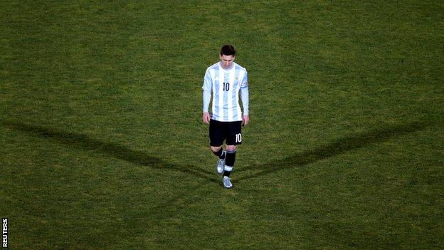 Lionel Messi leaves the pitch after Argentina's defeat in the Copa America final