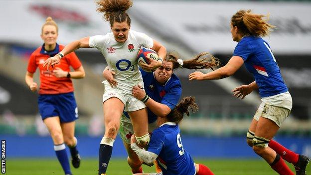 Two French players try to tackle Ellie Kildunne