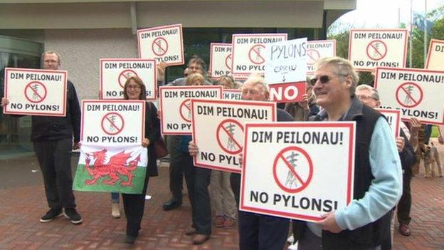 Protestio peilonau Môn