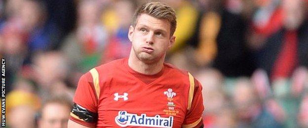 Dan Biggar is yellow carded