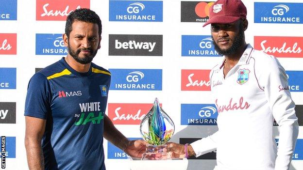 Captains Dimuth Karunaratne and Kraigg Brathwaite with the Test series trophy