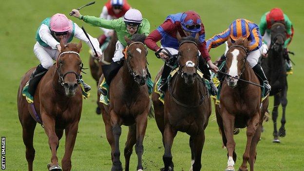 Quadrilateral (left) wins at Newmarket