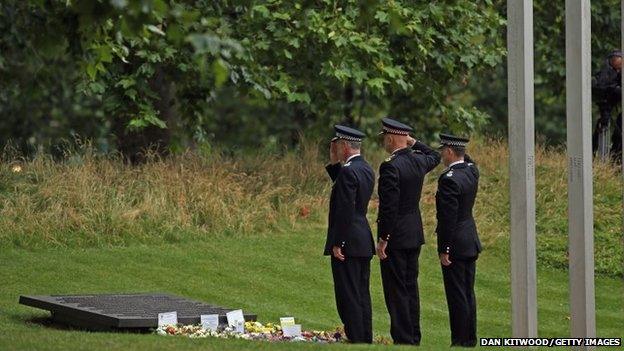 Senior members of the Metropolitan Police service lay wreaths