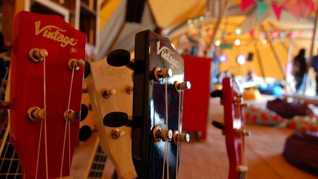 Mae'r iwcalilis yn cael hoe yng Nghaffi Maes B heddiw // The ukeleles are back in their rack for the time being