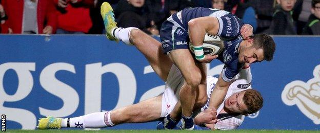 Tiernan O'Halloran scores Connacht's first try