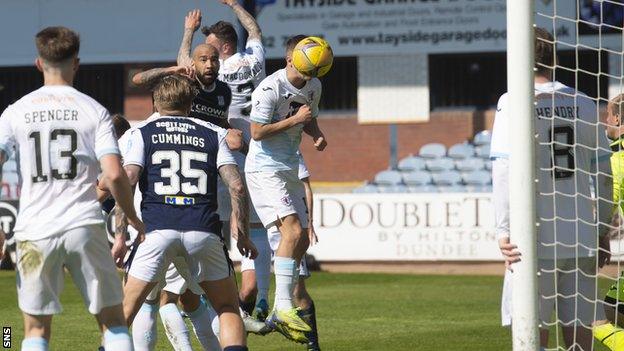 Liam Fontaine scores