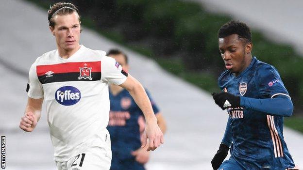 Eddie Nketiah of Arsenal breaks past Dan Cleary of Dundalk