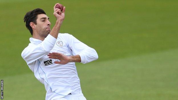 Duanne Olivier in action for Derbyshire