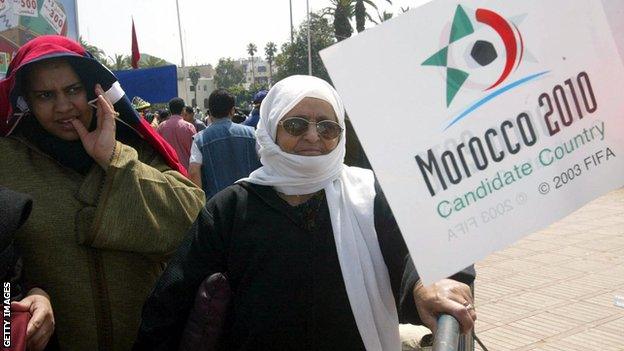 Moroccan women with a 2010 World Cup bid poster