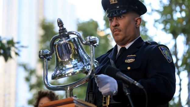 In pictures: Silence and tears as US remembers 9/11 attacks - BBC News