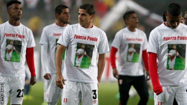 Peru players wear T-shirts showing their support for Paolo Guerrero at a friendly in May