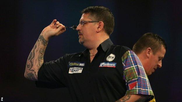 Gary Anderson in action against Dave Chisnall