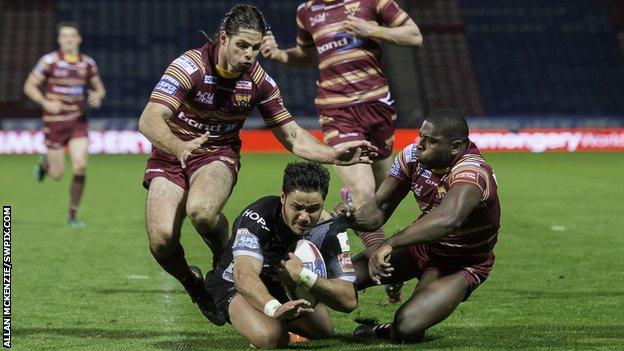 Brayden Wiliame scores for Catalans