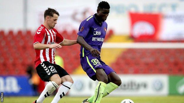 Striker Paul Onuachu holds of Derry's Ben Doherty