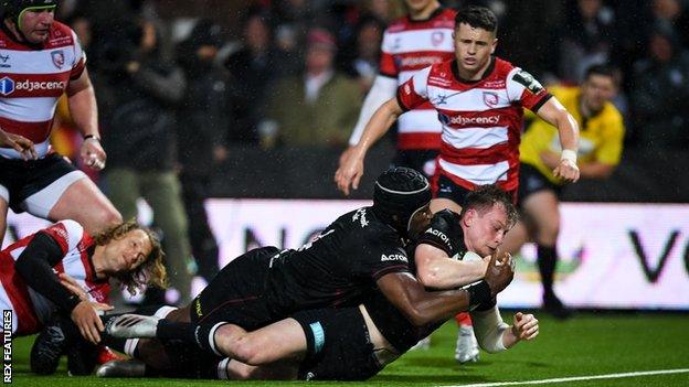 Nick Tompkins scores a try for Saracens against Gloucester