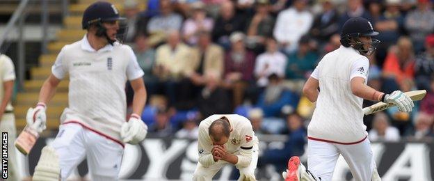 Gary Ballance (left) and Joe Root (right) take a run off Nathan Lyon (centre)