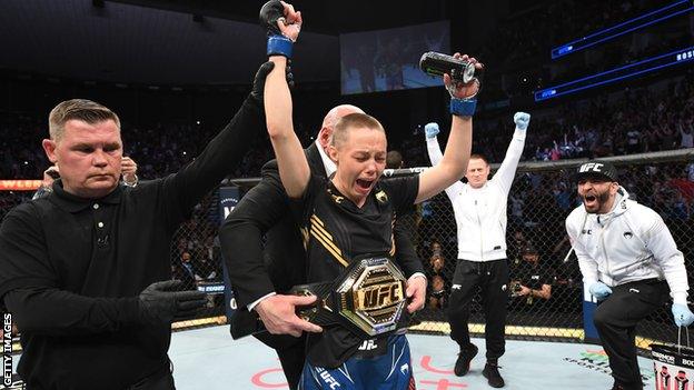 Rose Namajunas (centre)