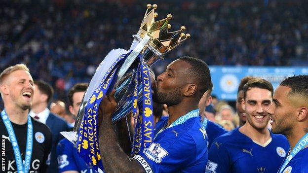 Wes Morgan kissing the Premier League trophy