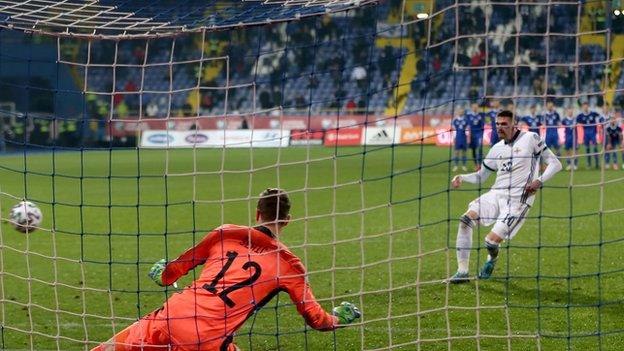 Kyle Lafferty scores from the spot