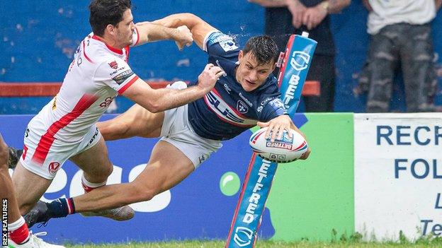 Innes Senior (right) scoring a try for his loan club Wakefield Trinity