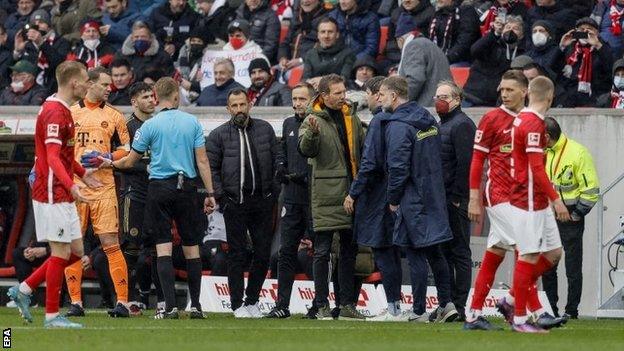 Bayern and Freiburg players